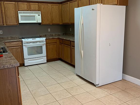 3rd image of 223 Leniz Dr