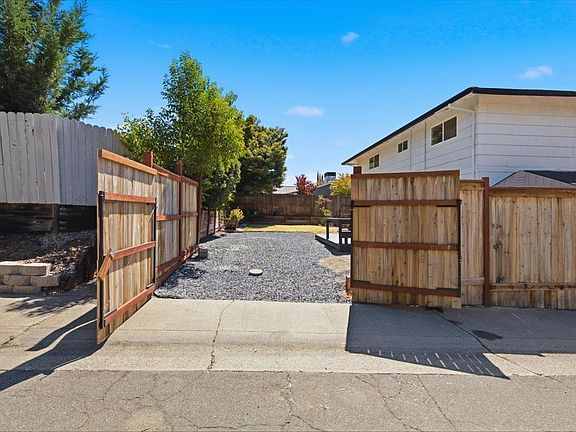 4th image of 6701 Hillglen Way
