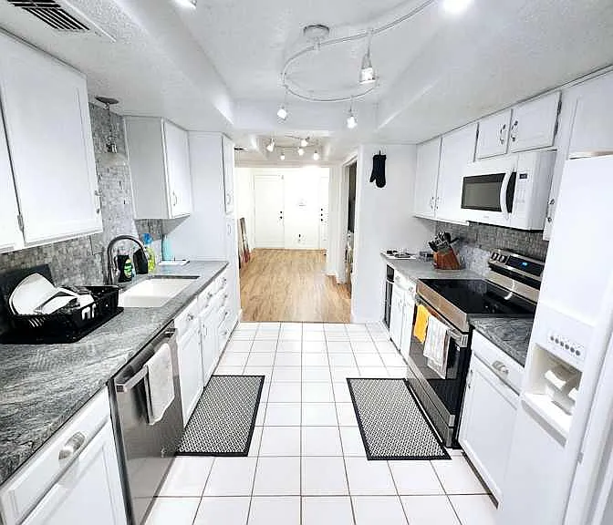 936 Shady Creek Ln — Photo 3