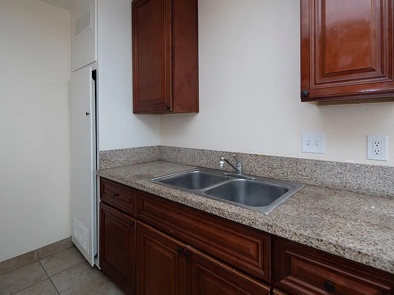 Lanai Village Apartments — Photo 15
