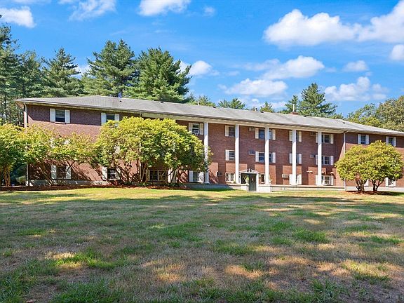 3rd image of 420 Great Rd APT B3