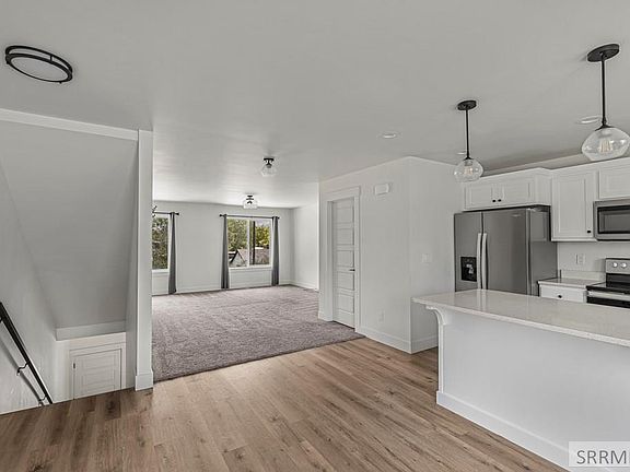 5th image of 676 E Court St #101
