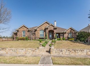 8212 Shady Valley Dr, Benbrook, TX 76116