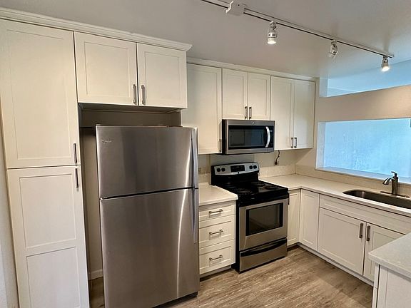 Kitchen area. Stove, refrigerator, dishwasher, microwave, garbage disposal