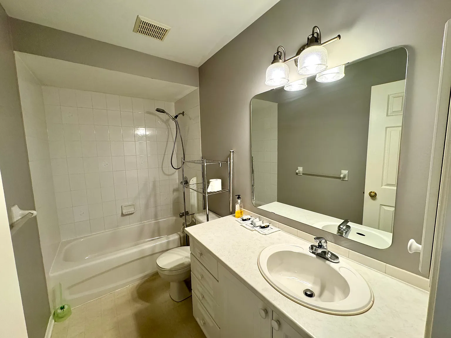 10 Landover Crescent Ottawa — Photo 4