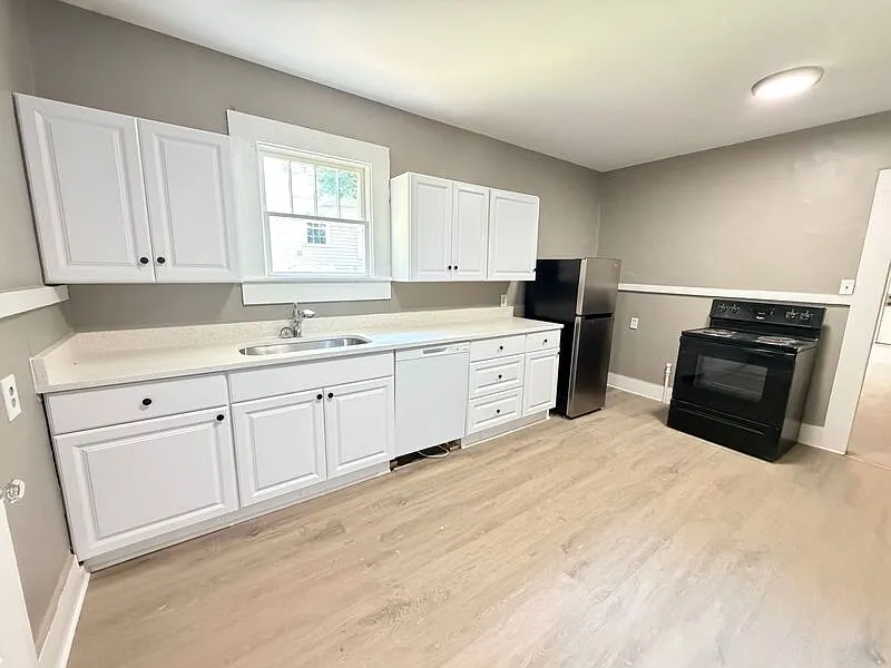 3 bed, 1.0 bath, 1344 sqft, $1,200 — Photo 4