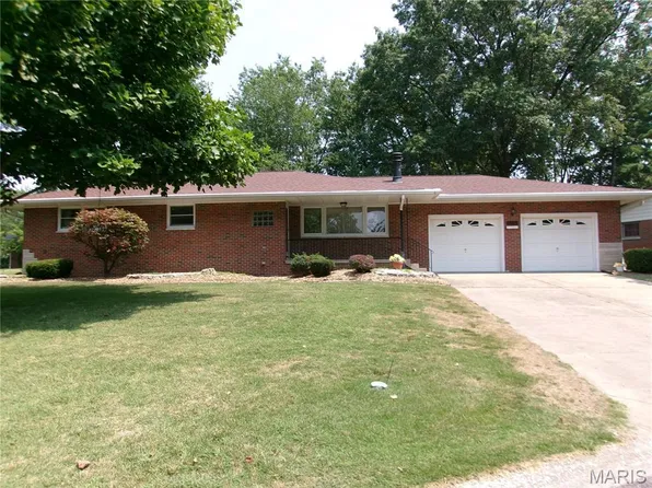 2103 Saint Michael Ct N, Highland, IL 62249