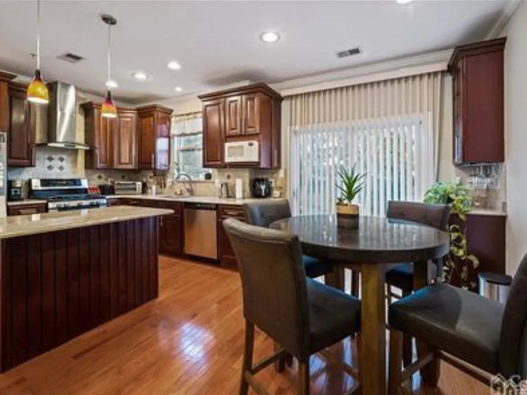 1211 Blossom Cir — Photo 11