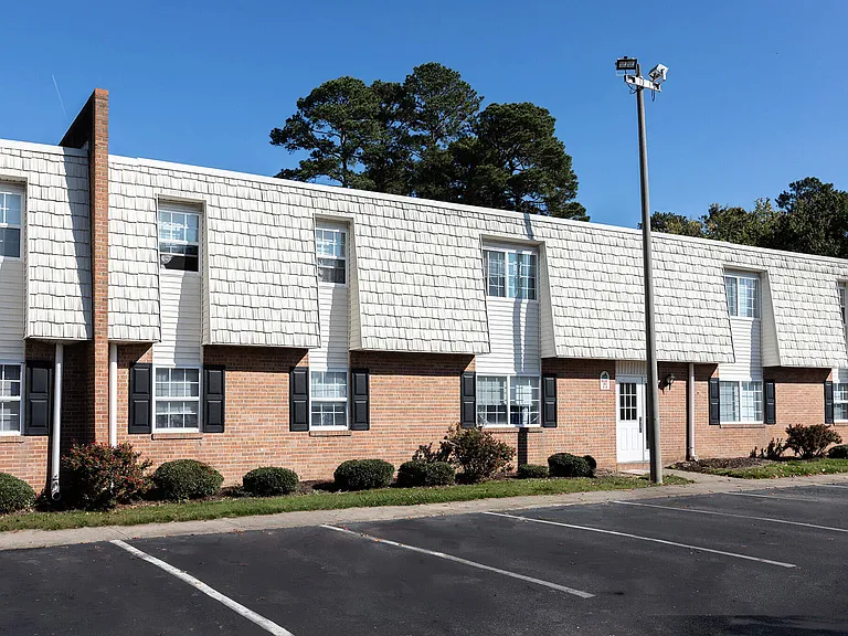 Newport Lake Apartments — Photo 27