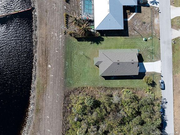 2nd image of 400 SW Aster Rd