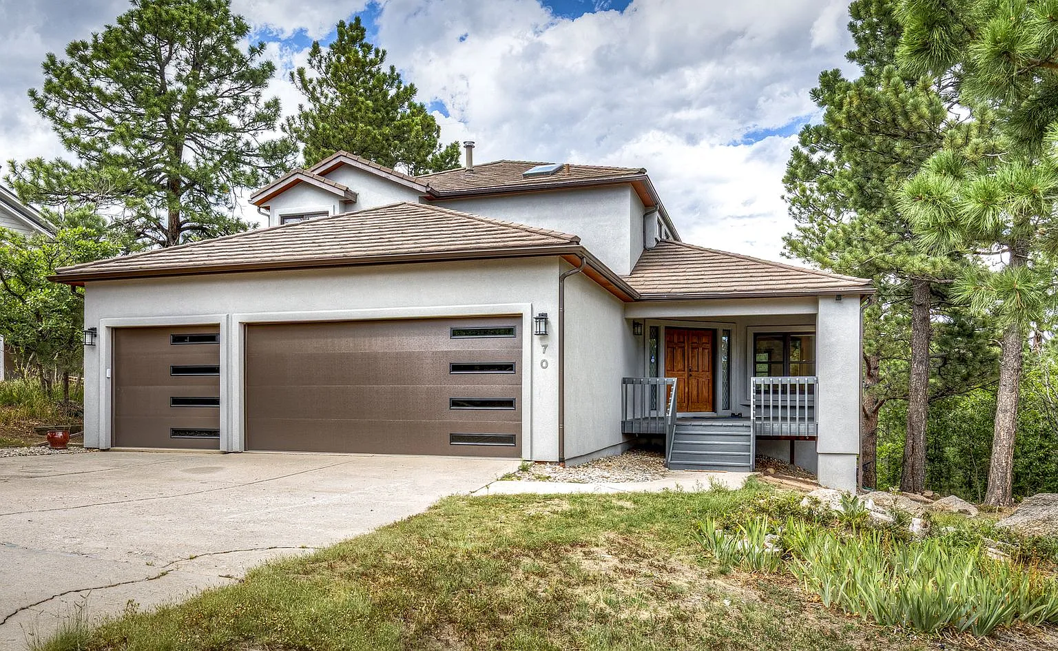 Broadmoor Bluffs Home nestled in nature — Photo 1