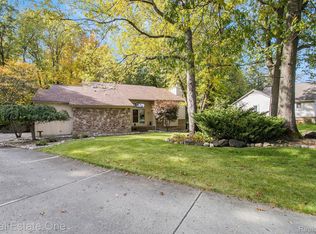 8689 Scenic Bluff Ln, White Lake, MI