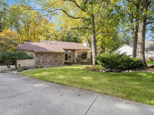 8689 Scenic Bluff Ln, White Lake, MI 48386