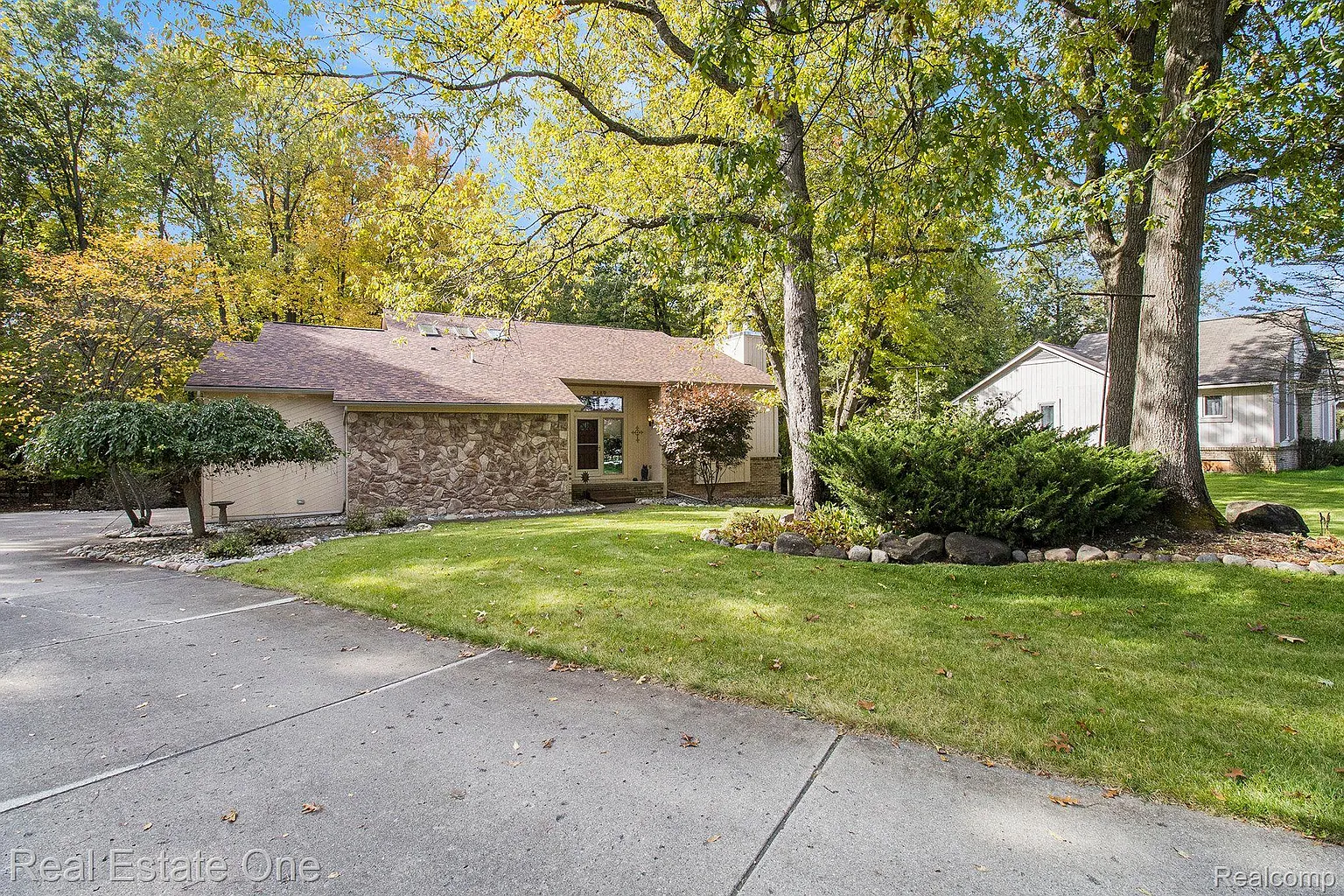8689 Scenic Bluff Ln photo 1