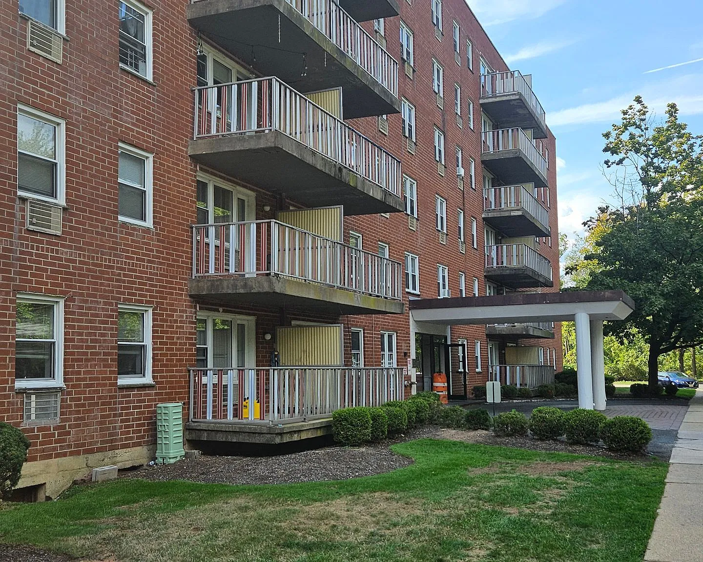 Lexington Apartments — Photo 1