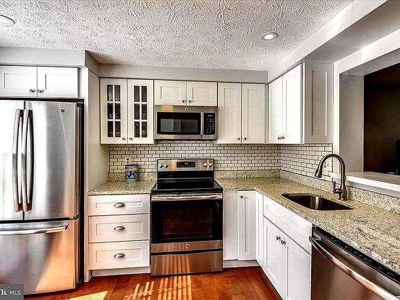 5th image of 1408 Medinah Ct
