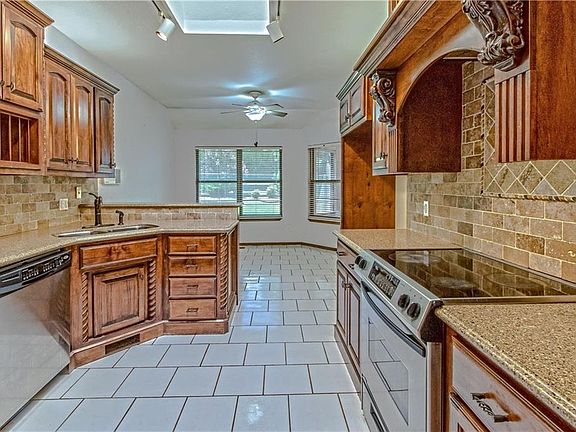 3rd image of 712 Villa Ave