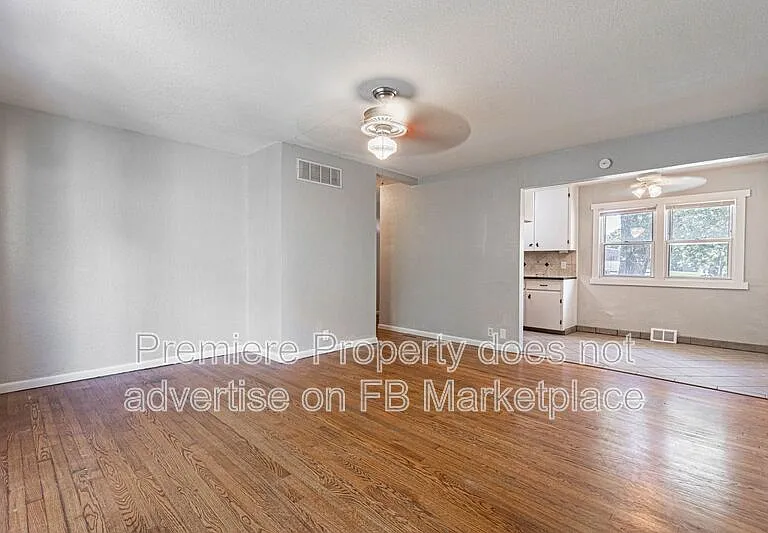 1112 E Elm St — Photo 3