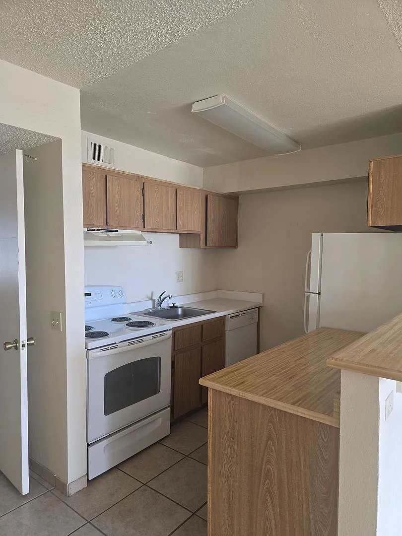 1 bed, 1.0 bath, 625 sqft, $849 — Photo 2