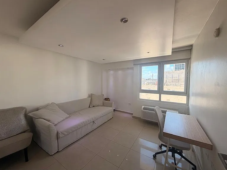 Metro Plaza Tower 305 Calle Villamil — Photo 3