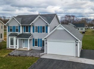 39 Whistlers Cove Ln, Rochester, NY 14612