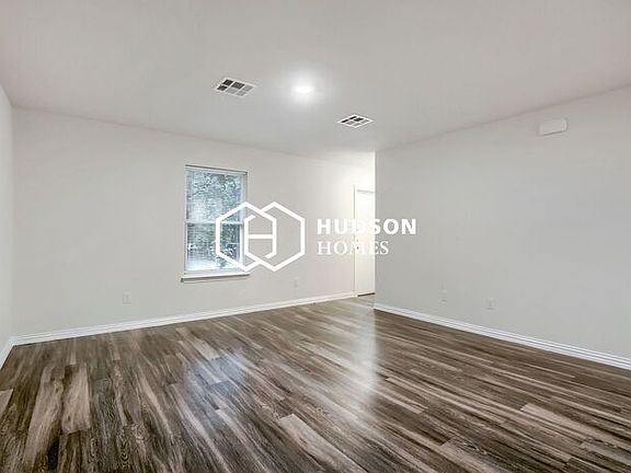 5th image of 916 Olive St