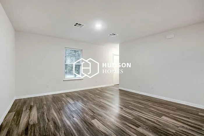 916 Olive St — Photo 5