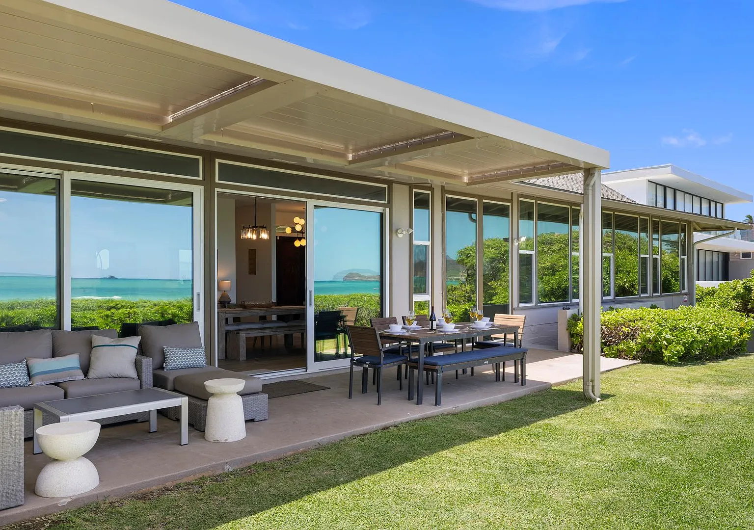 Spectacular Newly Updated Beachfront 3 Bedroom + Bonus Room, 3 Bathroom Home with Spa — Photo 4