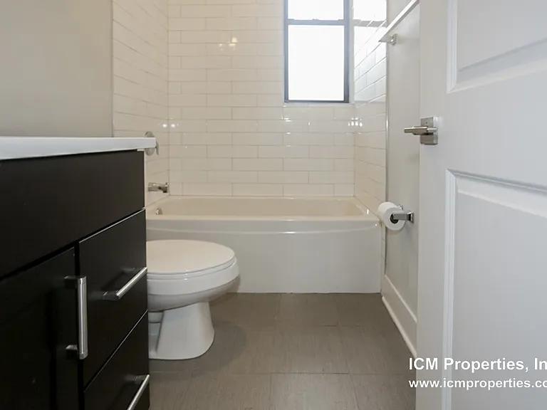 1930 W Nelson St #1 — Photo 7