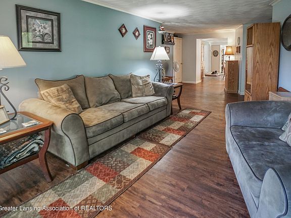 5th image of 617 Winifred Ave