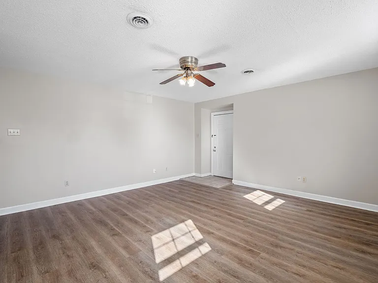Silver Birch Apartments — Photo 27
