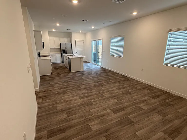 3323 N Sandrini Ave — Photo 4