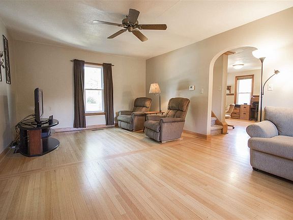 4th image of 608 Main St