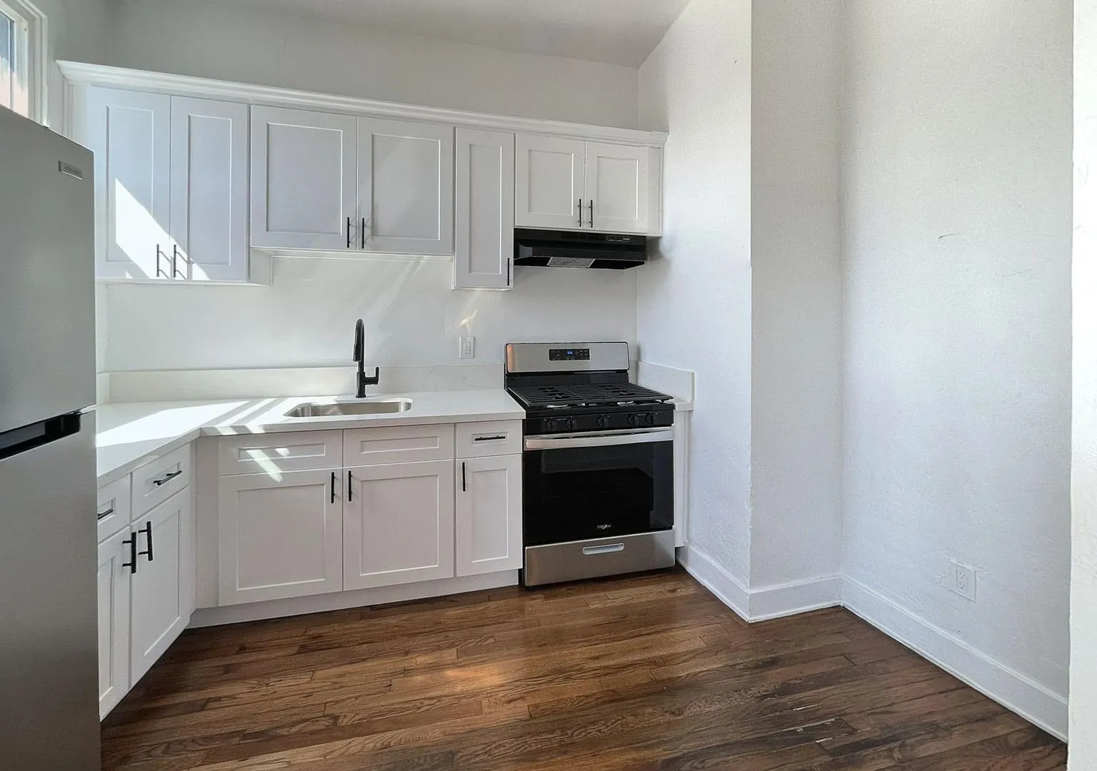 Sunset Apts...Gorgeous Newly Remodeled Apartments..CALL NOW! — Photo 3