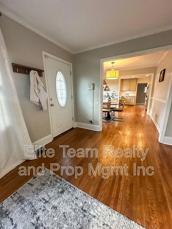 3 bed, 2.0 bath, 1593 sqft, $2,995 — Photo 2