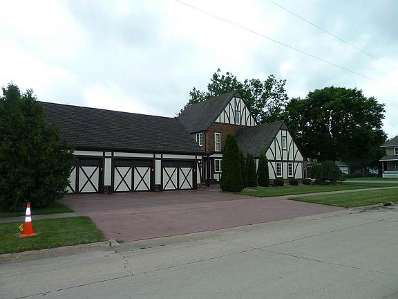 2nd image of 313 N Linn Ave