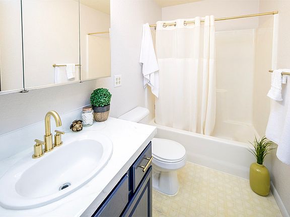 5th image of 1715 Willow St #F