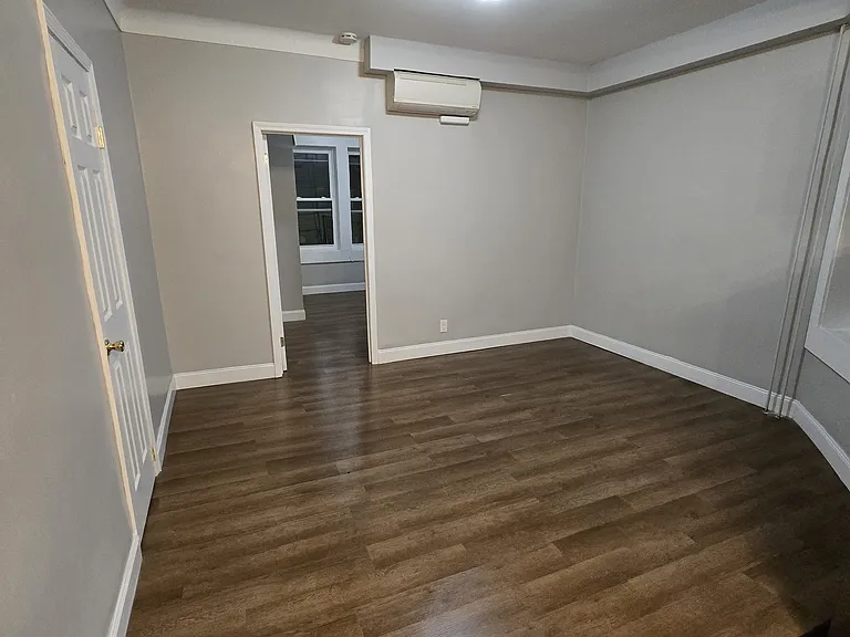 934 Pavonia Ave #4B — Photo 3