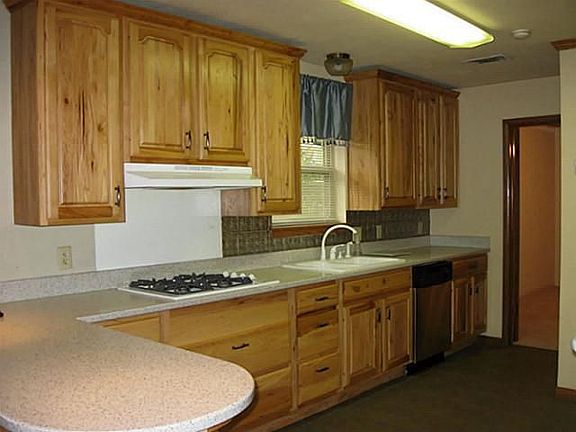 3rd image of 1901 Surrey Cir