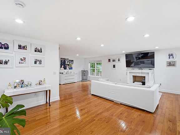 4th image of 6219 Crestwood Dr