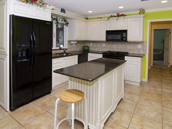 Eat-in-Kitchen