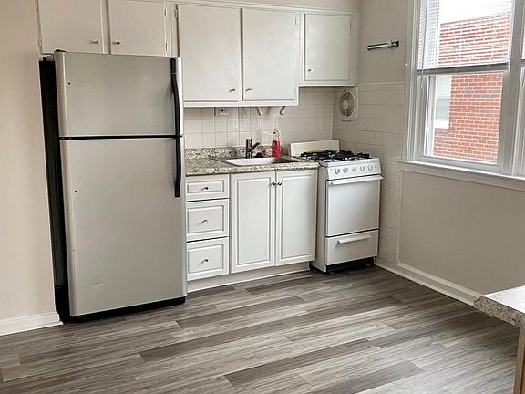3rd image of 4025 Sheffield Ave