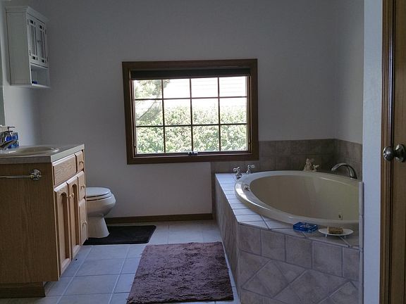 Jacuzzi tub and shower (in corner)