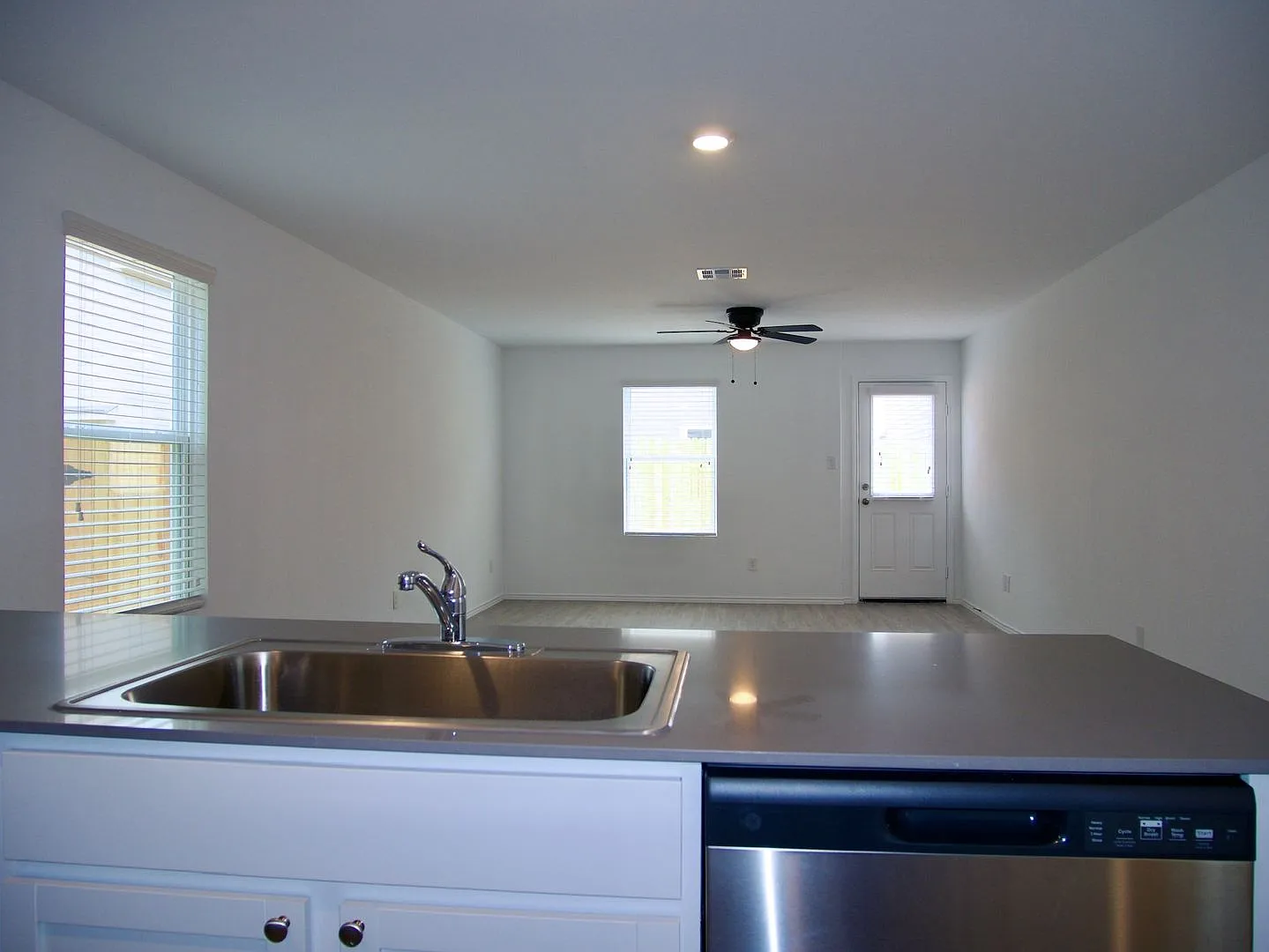 Charming 3 Bed 2 Bath Home in Alamo Ranch - Internet & Pest Control Included! — Photo 4