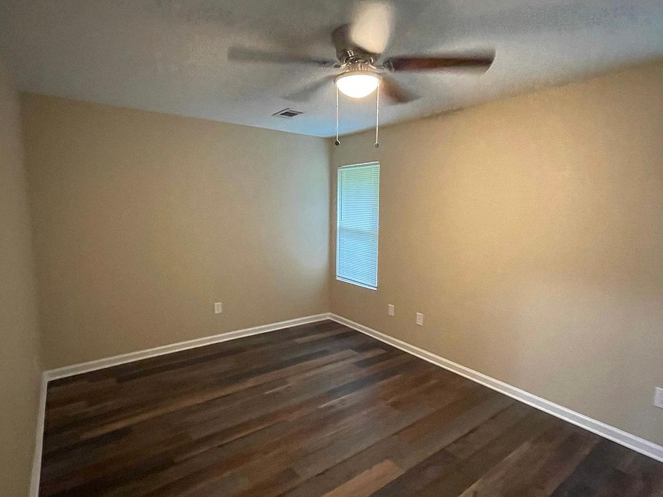 1st image of 410 Parkhill Cv