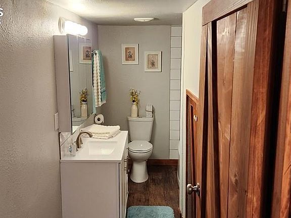 3rd image of 909 Currie St
