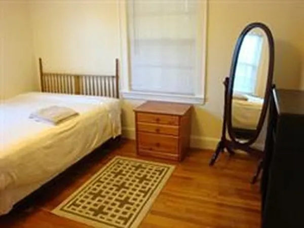 3 bed, 1.0 bath, 1200 sqft, $4,700 — Photo 3