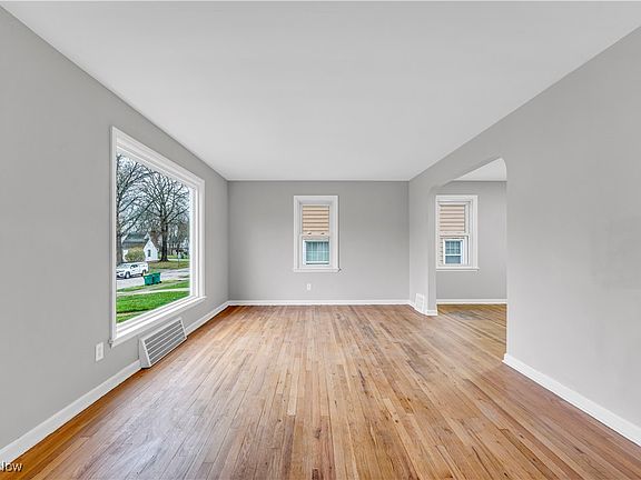 5th image of 19407 Gardenview Dr