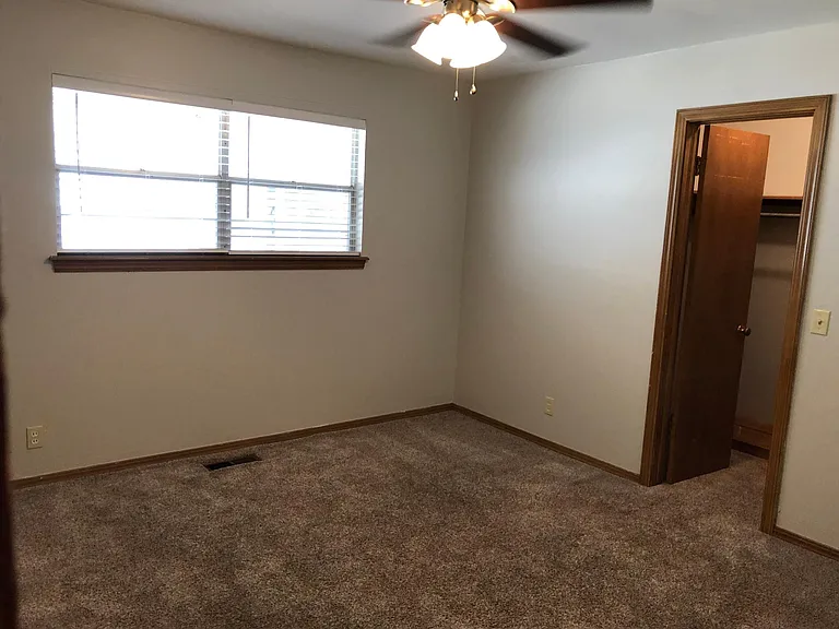 3613 N Drexel Blvd — Photo 21