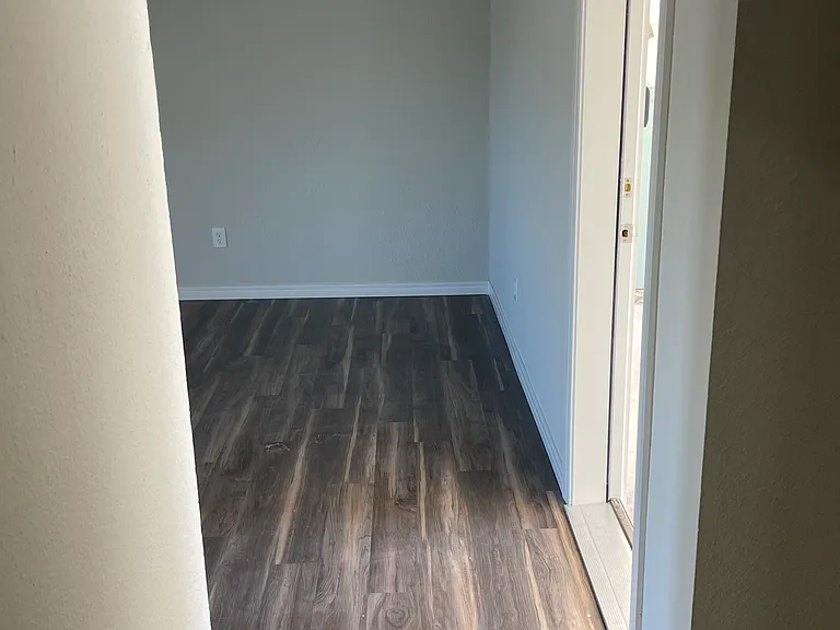 909 Tyler Ave NW — Photo 4